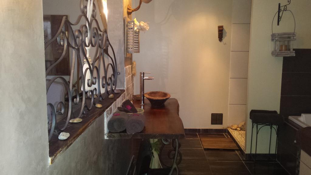 Chambres D Hotes ,Hotel ,Secret D'Une Nuit A Vicq Pres De Onnaing,Avec Piscine Ruang foto